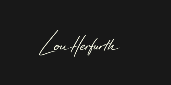 Auf schwarzem Hintergrund steht in heller, handgeschriebener Schrift der Name Lou Herfurth