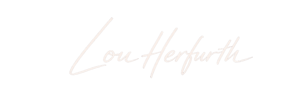 Auf weißem Hintergrund steht in blassen Buchstaben Lou Herfurth zentriert und am unteren Rand WORTE. THEMEN. TIEFE.