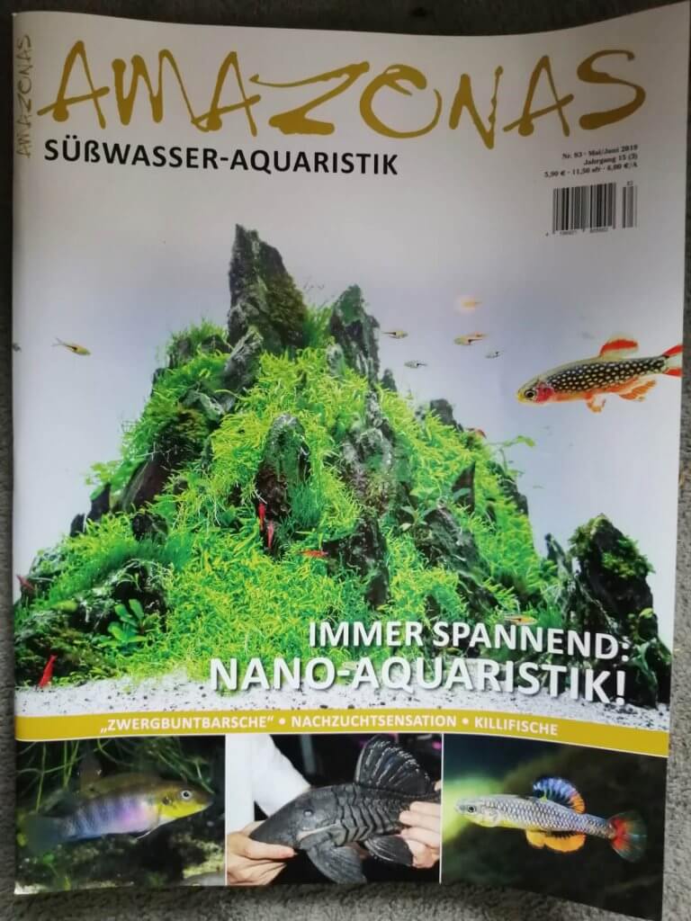Ein üppig bepflanztes Aquarium mit Fischen auf dem Titelblatt der Zeitschrift „AMAZONAS Süßwasser-Aquaristik“ und dem Titel „Nano-Aquaristik“