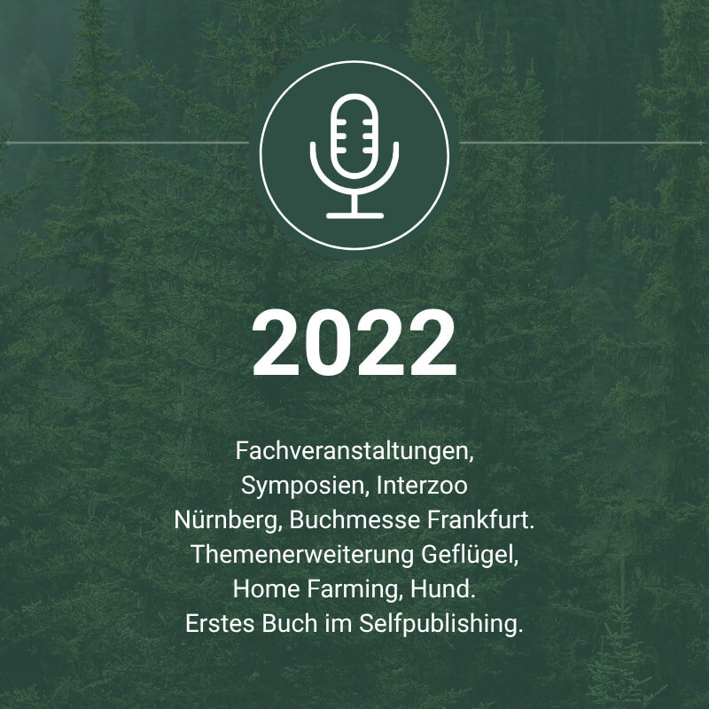 Ein weißes Mikrofonsymbol über der Jahreszahl 2022 mit deutschem Text zu Veranstaltungen und Erfolgen vor einem Waldhintergrund