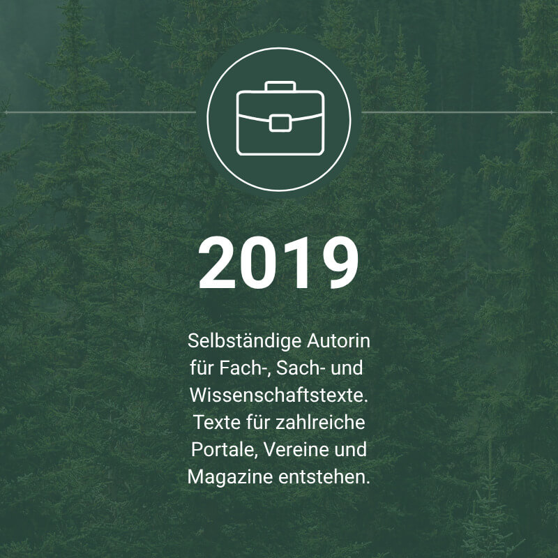 Ein weißes Aktentaschen-Symbol und die Zahl 2019 mit deutschem Text zum Thema „Freelance Writing“ vor einem grünen Waldhintergrund