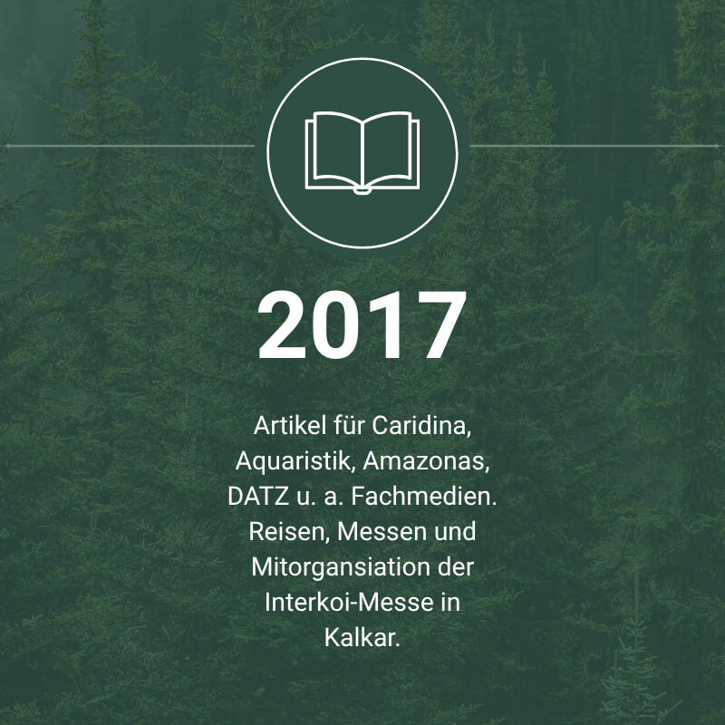 Ein Symbol in Form eines offenen Buches schwebt über der Jahreszahl 2017 und einem deutschsprachigen Text zu Artikeln und Ereignissen vor einem Waldhintergrund